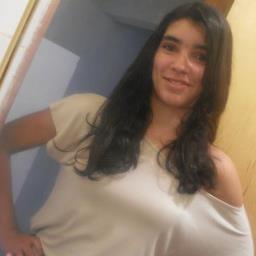 Sou uma menina tímida q adora sair com os amigos,tenho 19 anos,sou canceriana e adoro dar muitas risadas