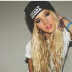 Hey hola! mi nombre es Daphne Prado y soy de Mexico. I speak english and spanish :) soy Directioner y Belieber...Siganme y los sigo! ñ.ñ