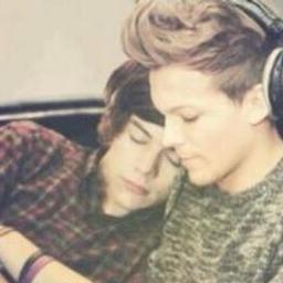 17 :) Love Books,Movies and Music.
Future Mrs.Tomlinson.