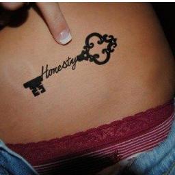 Soy ahii Medio Hipsters solo un poco.
Pienso que no Merecemos Vivir en un mundo donde La marca de Ropa es mas importante que usar las Neuronas para Hablar.