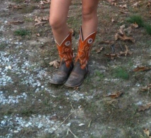 You can take the girl outta the country, but you cant take the country outta the girl  •6/28/2013 
Kik: Midwestsweetie95