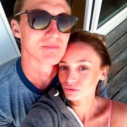 I live my life simply...find the ones that make you happy & love them unconditionally. B :))