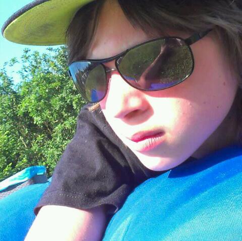 jongen / 13 jaar / HTC one v / delft @Cheeky_Feiten , @_SHITmomenten en @verbagang2000