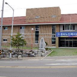 저희 복지관은 어르신들이 일상생활에서 가족 또는 가정의 내에 충족시킬 수 없는 제반 욕구를 사회적 기능을 통해 충족시킬 수 있도록 도움을 줌으로써 지역 내 어르신들의 편의와 권익 및 건강증진을 도모하여 진정한 행복을 만들어 가기 위해 다양한 사회복지 서비스를 제공하고 있습니다.
