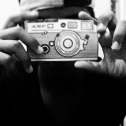 Pense. Respire. Sorria. Chore. Grite. Sinta raiva. Perdoe. Sonhe, mas sonhe alto, não tenha medo. Ame, mas ame muito, sem medo de não ser correspondido. Erre. A