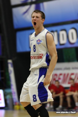 profesionální basketbalista, 50% @two_man_game, fanoušek většiny sportů ⚽️ AC Sparta Praha, Chelsea FC, Real Madrid 🏀LA Lakers 🏈 Green Bay Packers