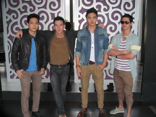 JournersBekasi's profile picture. Hey! We are Journers from Bekasi! Always love and support @DJourney_Band (EMDIJE) until we die!\m/ salam journers☀