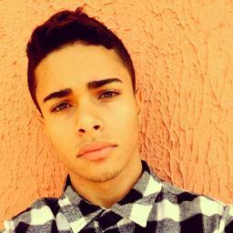 modelo ,ator ,blogueiro , q adora se divertir ,sair , conhecer coisas novas , é esse sou eu !