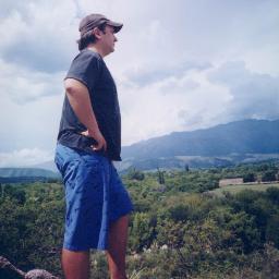 Empleado legislativo, militante de la UCR , hincha de Talleres y amante de la cocina