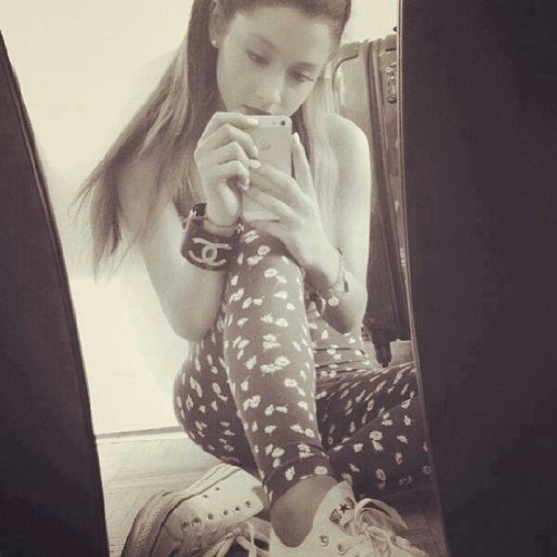 ♡Hi! I'm an arianator,swiftie and emefanatica but I love so much Ari,Follow me  and I follow back :)*-* Ariana Grande Is beatiful,Perfect is mi idol♥