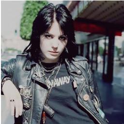 Amo Rock N´ Roll ,ESTUDANTE, Uma GUNNER fanática por todos da Banda =)