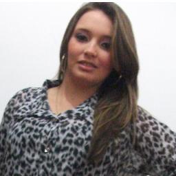 Antes de me criticar me supere Okaay?! - Aquela menina pequena; que sonha com os pés no chão (?) (: com caarinha de quietinha, mas que não é bobinha (6)³