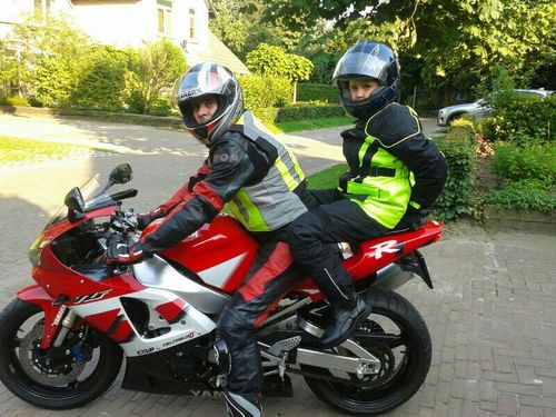 Trotse vader van Pleun,Famke en Hein. Tonpraoter, Nemelaerman, motorrijdeR1, scheidsrechter, trainer bij Jumbo Supermarkten.