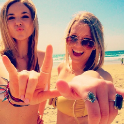Voor herkenbare, liefdes, grappige, fashion en foto tweets in je TL volg ons dan c:
(☆☆☆☆☆ sterren account)