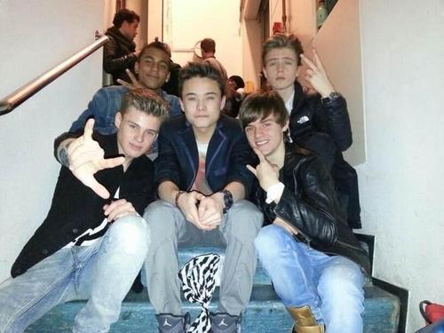 Just five Braviours who love 5 boys called Jai, Kaj, Dioni, Sam en Cassius a.k.a B-Brave♡ ||           2/5 ☆