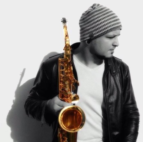 ♬♪♪ MÚSICO ♪♪♬ Toco sax, trompete e flauta, também sou compositor e canto. Nas horas vagas malho, treino Jiu Jitsu, faço festas com os amigos, ensaio e sonho...