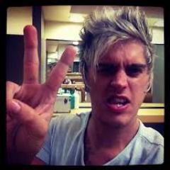 E se um dia o mundo te virar as costas lembra que eu sou feliz só por vc existir l oficializado  & reconhecido l 20*11*12 te amo @thomasrestart l retorno: babi