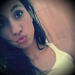 Sou do tipo de pessoa que se magoa com uma simples palavra, que fica feliz com um simples sorriso, a verdade é que coisas simples e sinceras me fascinam.