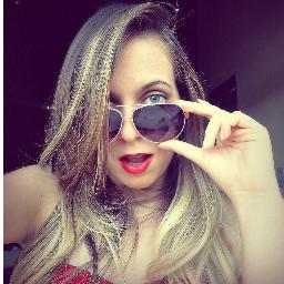 Estudante, 19 anos, Pisciana, sincera, imperfeita, constantemente feliz, amante da música, família e amigos são tudo pra mim. Segue ?