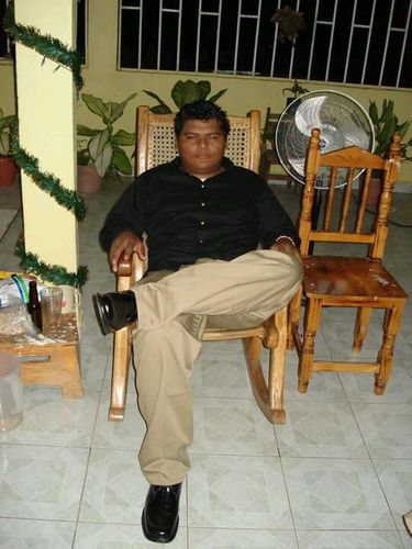 Soy amigable me considero buena persona divertido con caracter fuerte cuando se quieren pasar de listos