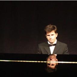 Ator, diretor, roteirista, vocalista, guitarrista e ótimo Jogador de Poker. Contato: fabioaraujovideos@gmail.com