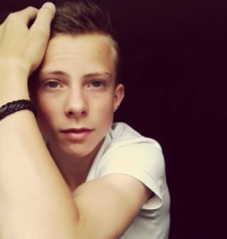 Faka people!! ✌✌!! ArteCollege ~ 1C ~ love my friends! ! Follow me on instagram: jay_s_!! Yeah ✌bye! Nf = nfb