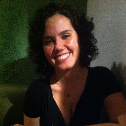 Escrevo, leio, converso, traduzo, e gosto de palavrar.