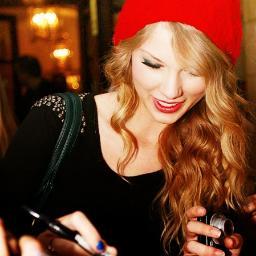 FC ddc as divas, rainhas, cantoras: @wanessaoficial & @taylorswift13 . Por que eu só vivo pensando em vocês, é sem querer, vocês não saem da minha cabeça mas..♫