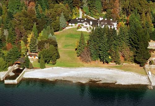 Hotel 4 estrellas en Bariloche - Argentina sobre Lago Nahuel Huapi.
Cuenta con 24 habitaciones emplazadas en 3 hectáreas de parque con costa de Lago