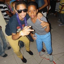 Alqunas personas desean ser ricos, famosos, o populares yo? solo quiero ser FELiZ :) Mi sentimiento *-* →     RIVAS - T- RAWW  ♪        Mi Pin 21A4D178 ❤