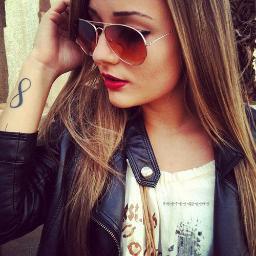“Simplesmente porque é assim que a gente faz com a nossa própria existência: não entendemos nada, mas continuamos insistindo.”