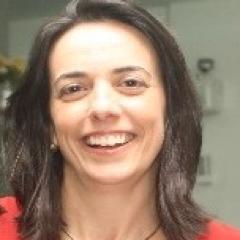 Jornalista, apaixonada pela profissão, sócia da Letra, casada com o Osvaldo, mãe da Isabela e da Giovana. Filha da Maria Célia e Guillermo e com 5 irmãos!