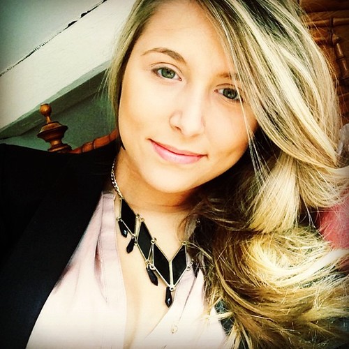 Eu que vivo com α cαbeçα nα luα, com músicα no ouvido e corαção nα bocα eu sou meninα e mulher, eu sei muito bem o que quero Eu sou Fernanda Tavares.