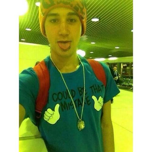 DON'T FOLLOW! GO FOLLOW @AssSassLuke :) BC SHE GAVE YOU THIS FREE FOLLOW :*