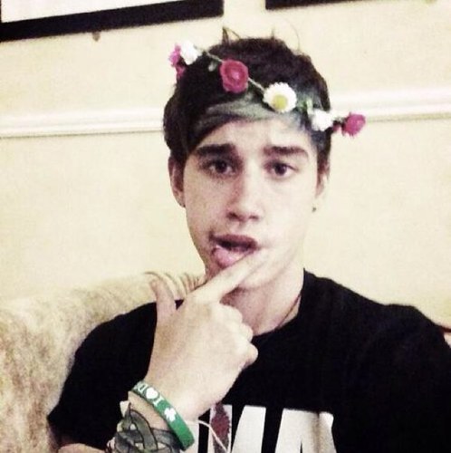 0/5 woo idk, follow back ;D Janoskianators aren't just fans, we're a family who love the same people:) 33