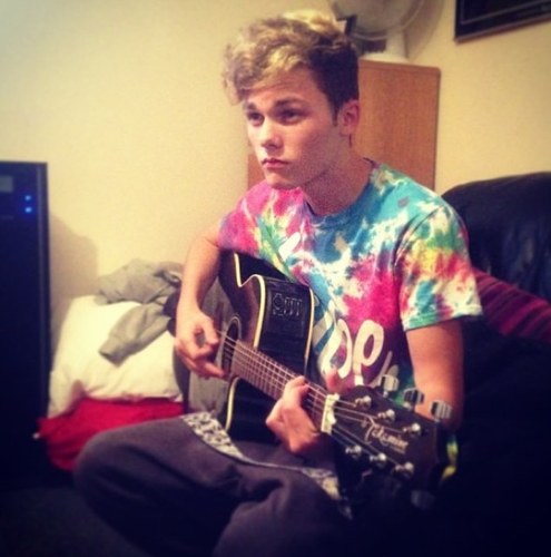 There once was this boy called Ollie Garland and he was so sexy everyone died.♡