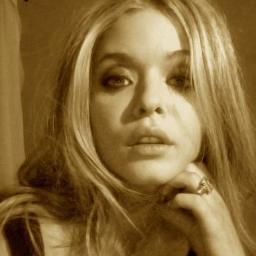 Sim, sou fã de PLL, TVD E TBBT! E sou gerente da pág Rosewood Secrets!