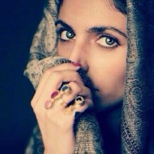 اغلب حروفي رماديةة مع شويه شطحات ، احب احط نقطتين اخر كلامي .. ، في يوم من الايام راح اشتري خيل :)