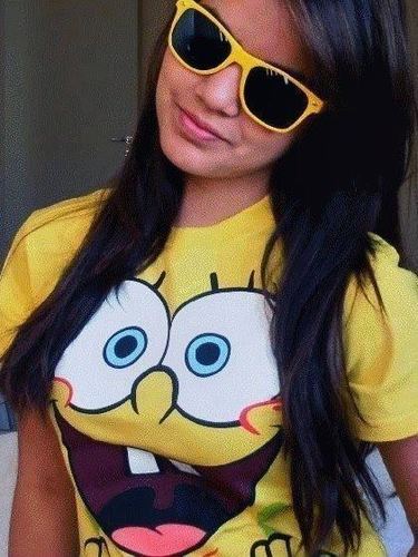 “Ela é boba, ri de tudo e faz palhaçada. Ela sabe ser seria, fria e grossa. Ela é romântica, sentimental e se apega muito fácil. Ela se apaixona por sorrisos.