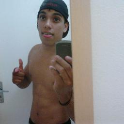 Ninguém é educado o tempo todo. Ninguém é santo. Ninguém é certinho demais. Ninguém faz apenas escolhas certas. Ninguém é perfeito.