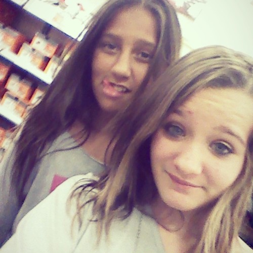 hiya i am 13 years old! i live in hawaii follow me:) i follow back!:)