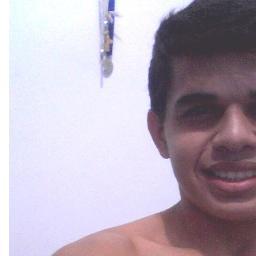 Às vezes uma música é capaz de te fazer esquecer, mas às vezes ela faz lembrar ainda mais.
