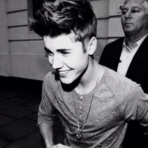 B: believe I: in E: everthing B: because E: everything's R: reachable Belieber, claro! Meu motivo de correr atras dos meus sonhos! TE AMO JUBS!