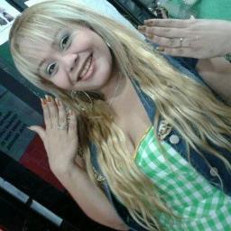 Diseñadora venezolana, y dedicada a la enseñanza del arte de las uñas.