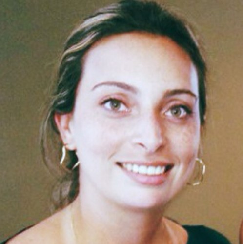 Venezolana, periodista de profesión, mama de Sofi e Isa, esposa de Carlos e hija de Rosa, Hector y Juan. Absolutamente comprometida con mi pais y su futuro!