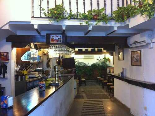 Bodeguita Fabiola, un lugar donde disfrutar de la mejor comida casera acompañado de buen vino en un ambiente flamenco inigualable en pleno centro de sevilla.