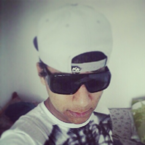 Posso nαõ ser perfeito.Mαis sαõ os meus defeitos que fαzem eu ser único.Sou legαl&chαto, sαkóle? tenhô α melhor fαmiliα, e αmigos únicos&verdαdeiros...