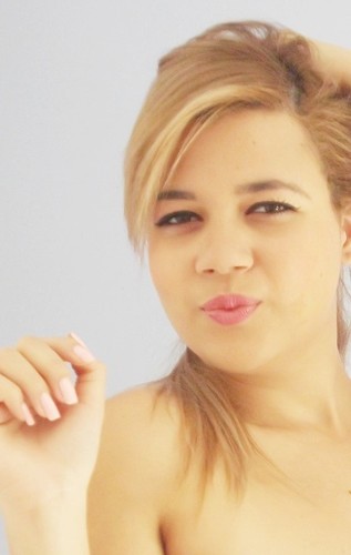 21 anos,estudante de odontologia,libriana,sonhadora, sensível,amiga,ignorante rs, gosto de beleza e harmonia, apaixonada com a cor rosa :) e super curiosa :P