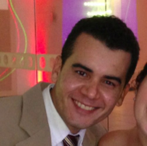 É cristão; médico veterinário por formação, docente por profissão e eterno estudante por paixão.