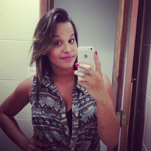 Capricórniana, santista, teimosa, louca por Rosa e sorvete de Flocos, música, calor, família, Deus, amigos, maquiagem, moda, toda do @LucaasMathias ♥